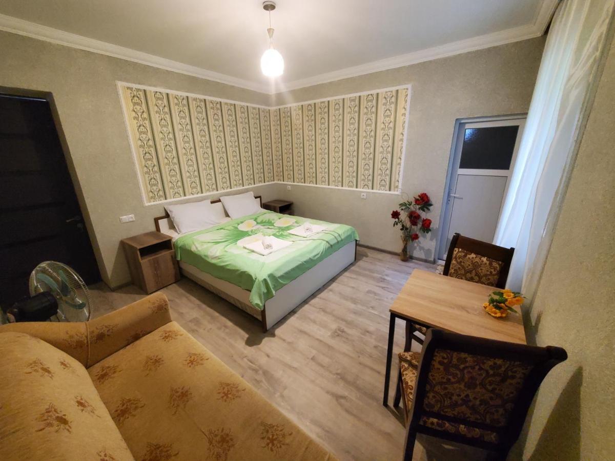 Beehives Apartment Кутаиси Екстериор снимка